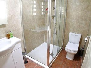 ein Badezimmer mit Dusche, Toilette und Waschbecken in der Unterkunft Little Beck in Troutbeck