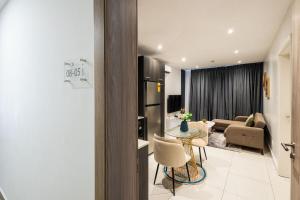 Ruang duduk di Kancha Homes Modern Luxury Stay Loxhood House