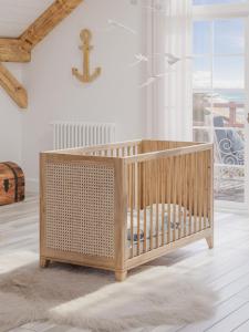 a wooden crib in a room with a window at ALZIRA BONITA APARTAMENTO CON DOS HABITACIONES CON VISTAS AL RiO JUCAR in Alzira