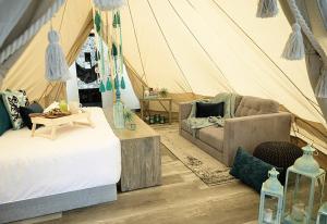 Letto o letti in una camera di AKOA GLAMPING Eco-Luxury Hotel