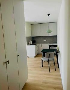 梅尔尼拉杰Morena Apartments by the Sea Self check-in Free parking的带桌子和椅子的厨房