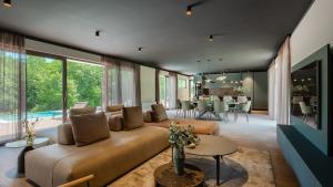 Magnificent Istria Villa Villa Green Oasis 4 Bedrooms Spacious Sun Terrace With Outdoor Heated Pool Labinにあるシーティングエリア