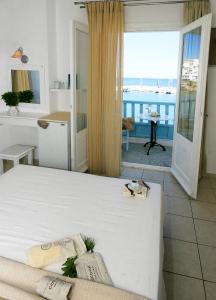 Paradissos Hotel tesisinde bir odada yatak veya yataklar