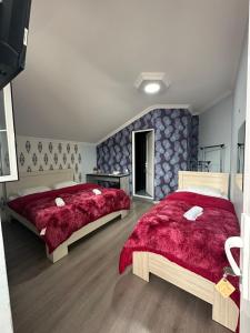 Rúm í herbergi á Hotel NOA Kazbegi