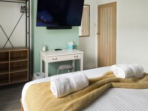 Postel nebo postele na pokoji v ubytování Longford Cottage