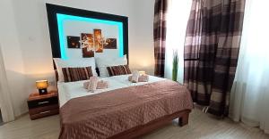 Un dormitorio con una cama con dos toallas encima. en Budapest Parlament Welcome Apartment, en Budapest