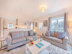 ein Wohnzimmer mit zwei Sofas und einem Tisch in der Unterkunft Whinstone House in Craster