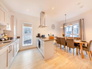 eine Küche und ein Esszimmer mit Tisch und Stühlen in der Unterkunft Whinstone House in Craster