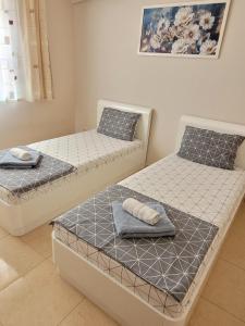 スヴェティ・ヴラスにあるDolce Vita 1 Ap-6の部屋にはタオルが敷かれたベッドが2つある