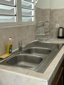 a stainless steel kitchen sink in a kitchen at Expédit Horizon in Salazie