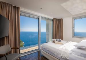 Katil atau katil-katil dalam bilik di Ultra Luxurious Hvar Villa 5 Bedrooms Villa Celestia Private Heated Infinity Pool & Stunning Sea Views Sveta Nedilja +32 gambar