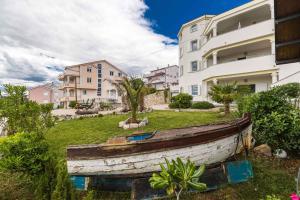 Vonkajšia záhrada v ubytovaní Apartments in Crikvenica 5517