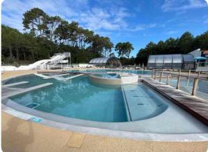 Swimmingpoolen hos eller tæt på Cottage refait à neuf en octobre 2025 dans villages vacances Fougeres villages sous les pins pas de draps serviettes dans le logement ménage à vous de le faire obligatoirement