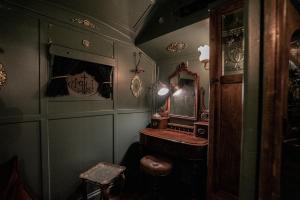 Gambar di galeri bagi Romantic 1920s Circus Wagon Experience di Sutton