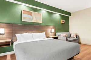 サバンナにあるQuality Inn Pooler - Savannah I-95のベッドと椅子のあるホテルの部屋 +30枚の写真