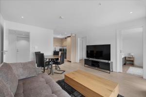 TV/trung tâm giải trí tại Northstay - Nyholmen Sea Front, Ocean & Mountain Views, Sleeps 6