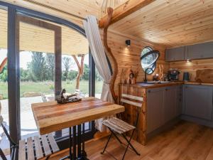 Köök või kööginurk majutusasutuses Bugley Pools Hideaway +14 fotot