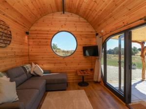 Televiisor ja/või meelelahutuskeskus majutusasutuses Bugley Pools Hideaway