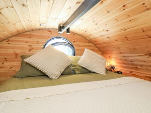 Voodi või voodid majutusasutuse Bugley Pools Hideaway toas