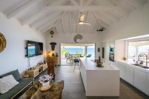 eine Küche und ein Wohnzimmer mit Meerblick in der Unterkunft Villa d'Happy Bay - Panoramic View of Caribbean and sunsets in Friar's Bay