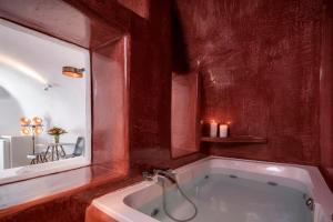 Ένα μπάνιο στο Luxury Santorini Villa Villa Mystic Outdoor Plunge Pool 1 Bedroom