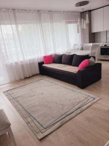 Posezení v ubytování WHITE APARTMENTS free parking self check-inn