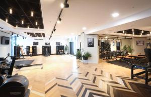 Un gimnasio con cintas de correr y equipos de ejercicio en una habitación. en Luxury 2BR Old Street, en Londres