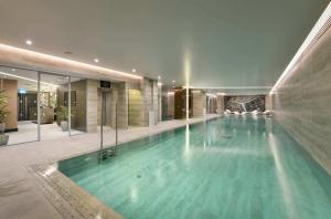 una gran piscina en un edificio en Luxury 2BR Old Street, en Londres