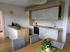 Kuchyň nebo kuchyňský kout v ubytování Ferienwohnung Bergzauber