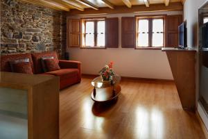 uma sala de estar com um sofá e uma mesa em Apartamentos Campanas de San Juan em Santiago de Compostela