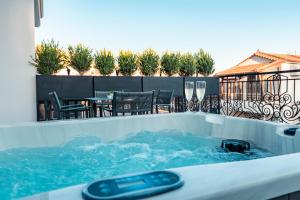 Bazén v ubytování Mae Select Hotel nebo v jeho okolí