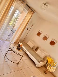 a room with a bed and a table in a room at Cosy T2 neuf avec balcon Proche centre & plage in Montpellier