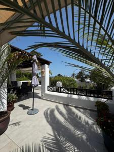 un patio con techo con mesa y sombrilla en Villa privada con jardín,2 dormitorios, en Playa Blanca