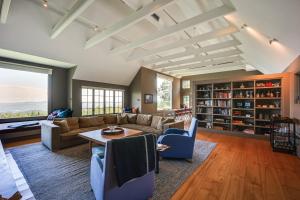 un salon avec un canapé et une table dans l'établissement Group-Friendly Newbury Stunner Home Gym, Hot Tub!, à Newbury