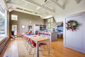 une cuisine avec une grande table et des chaises rouges dans l'établissement Group-Friendly Newbury Stunner Home Gym, Hot Tub!, à Newbury