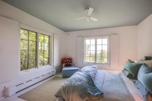 une chambre avec un lit et deux fenêtres dans l'établissement Group-Friendly Newbury Stunner Home Gym, Hot Tub!, à Newbury