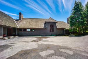 une grande maison en briques avec une grande allée. dans l'établissement Group-Friendly Newbury Stunner Home Gym, Hot Tub!, à Newbury