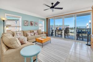 Χώρος καθιστικού στο St. Simons Grand #206