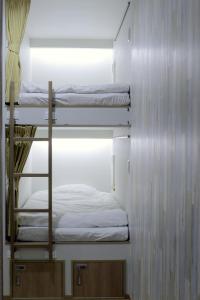 Ocho Guest House emeletes ágyai egy szobában