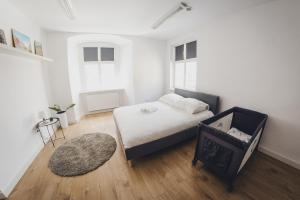 Кровать или кровати в номере COŚ Apartament Żydowska 33