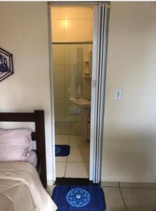 um quarto com um chuveiro e uma cama e uma casa de banho em Pousada Estação Lunar - Terra Ronca em São Domingos