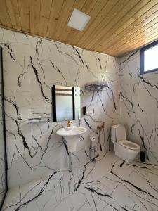 Baðherbergi á Hotel NOA Kazbegi +37 myndir