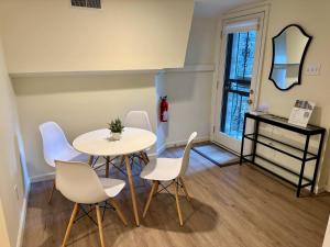 Fotografija v galeriji nastanitve NEW Classy Dupont-Logan Apt Parking v mestu Washington