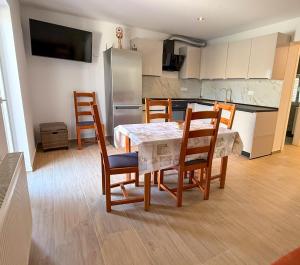 une cuisine avec une table, des chaises et un réfrigérateur dans l'établissement True Apartment Jure - FREE Boat Trip for 7 or more Nights!, à Biograd na Moru