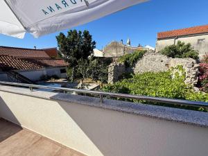 un balcon avec vue sur un immeuble dans l'établissement True Apartment Jure - FREE Boat Trip for 7 or more Nights!, à Biograd na Moru