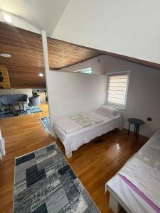 una grande camera con due letti e una finestra di Kamena Ćuprija a Konjic