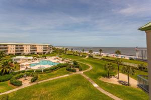 Bazén v ubytování St. Simons Grand #303 nebo v jeho okolí