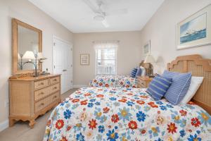 Una cama o camas en una habitación de St. Simons Grand #226 31 fotos más