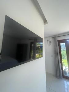 Televisyen dan/atau pusat hiburan di Chalé Caetá - Borogodó - BG