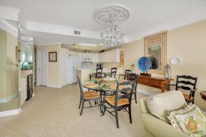 Η κουζίνα ή μικρή κουζίνα στο St. Simons Grand #315
